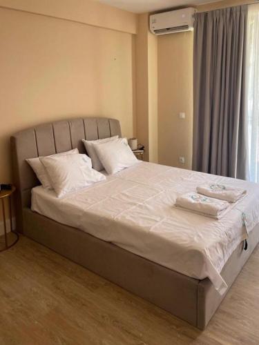 une chambre avec un grand lit avec deux serviettes dessus dans l'établissement Seaview Oasis and Relaxation, à Paralia Dionisiou