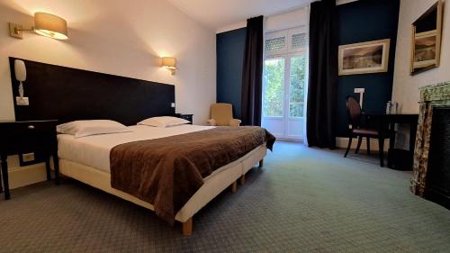 Katil atau katil-katil dalam bilik di Hôtel Cosmos & Spa