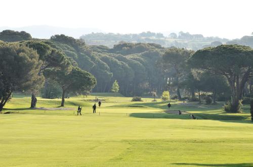 a group of people playing golf on a golf course at La Dolce Vita da Elena - Appartement lumineux à Saint-Raphaël in Saint-Raphaël