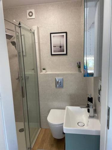 un bagno con doccia, WC e lavandino di Sielski ZAKĄTEK a Jastrzębia Góra