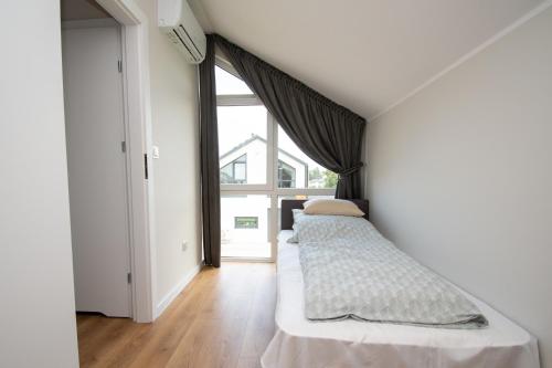 una camera da letto con due letti e una grande finestra di Sielski ZAKĄTEK a Jastrzębia Góra