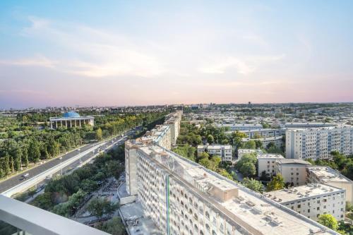 Pemandangan umum bagi Tashkent atau pemandangan bandar yang diambil dari apartmen