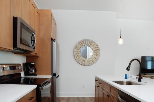 Una cocina o zona de cocina en Manhattan by Pristine Properties Vacation Rentals