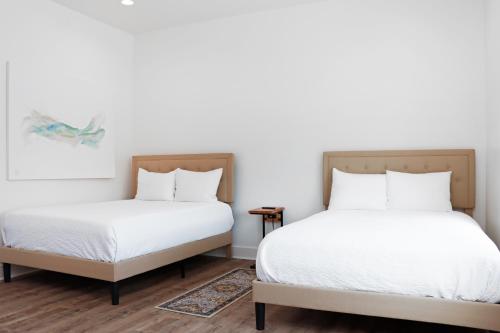 Dos camas una al lado de la otra en un dormitorio. en Manhattan by Pristine Properties Vacation Rentals, en Port Saint Joe