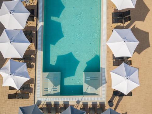 an overhead view of a swimming pool with umbrellas at CE Plaza Hotel in Siófok
