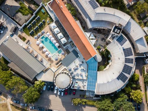 an overhead view of a swimming pool with a pool at CE Plaza Hotel in Siófok