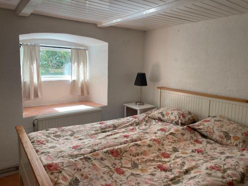 a bedroom with a bed and a window at Huset på hörnet in Hammenhög