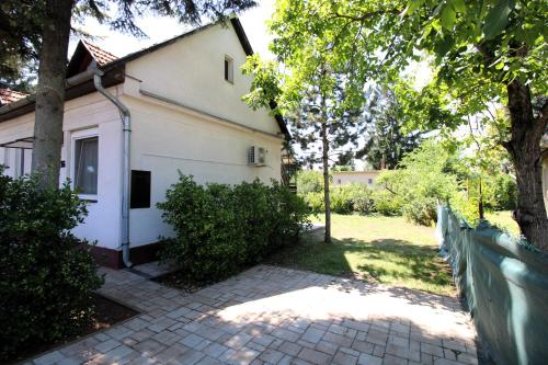 dom z płotem i podjazdem z cegły w obiekcie Áron Apartment w Nyíregyházie