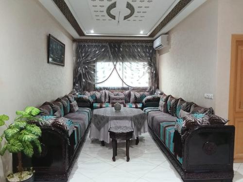 a living room with couches and a table at Résidence Al Qaraouiyine in Fès