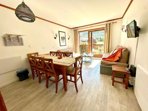 une salle à manger avec une table et des chaises en bois dans l'établissement DATCHA Joséphine Immobilier, à La Salle Les Alpes