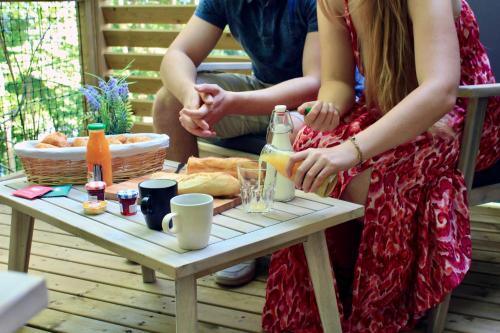 a group of people sitting around a picnic table at Lodge en pleine nature in Gouvieux