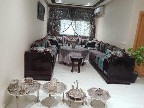 a living room with a couch and a table at Résidence Al Qaraouiyine in Fès