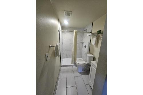 Ένα μπάνιο στο Townhouse Del Rancho Motel Portland Oregon 205