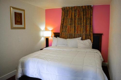 Ένα ή περισσότερα κρεβάτια σε δωμάτιο στο Townhouse Del Rancho Motel Portland Oregon 205