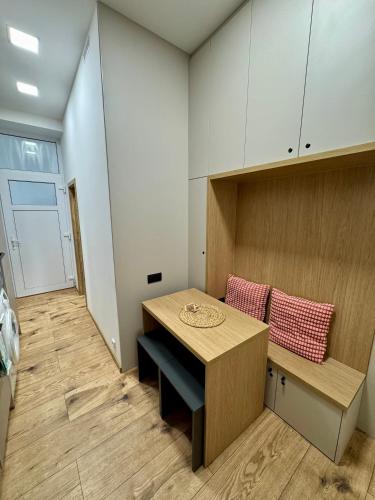 a small room with a table and a bench at Apartment with Workspace and TV in Nový Lískovec