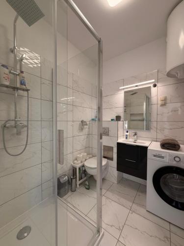 Bilik mandi di Onyx Apartman