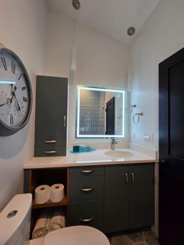 Ένα μπάνιο στο McHenry Riverside Retreat Comfort