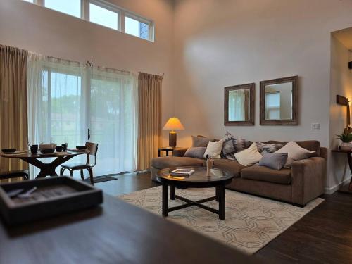 Χώρος καθιστικού στο McHenry Riverside Retreat Comfort