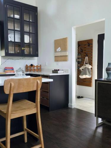 Η κουζίνα ή μικρή κουζίνα στο McHenry Riverside Retreat Comfort