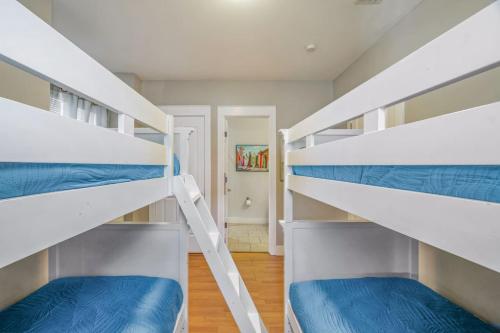 En eller flere senge i et værelse på Beachy 3BR Retreat w/ Pool, Balcony & Dog Friendly