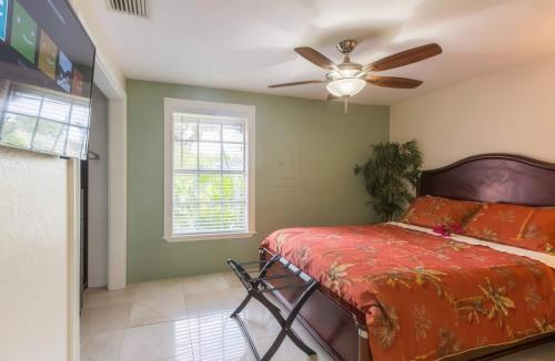 Ένα ή περισσότερα κρεβάτια σε δωμάτιο στο Modern 2BR 1BA Oasis Heated Pool N Downtown