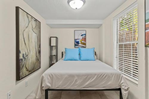 Ένα ή περισσότερα κρεβάτια σε δωμάτιο στο Modern 2BR Oasis Heated Pool Near Downtown