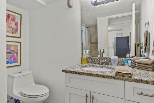 Ένα μπάνιο στο Modern 2BR Oasis Heated Pool Near Downtown