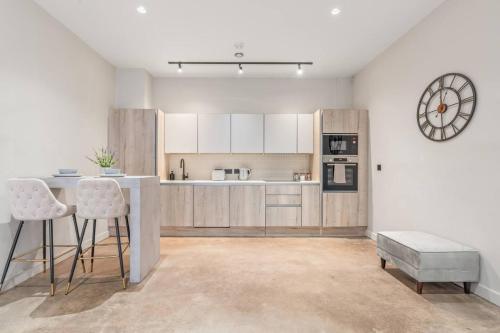 Η κουζίνα ή μικρή κουζίνα στο Spacious 2-Bedroom Apartment, Guests 6, Fast Wi-Fi, Near Digbeth Attractions