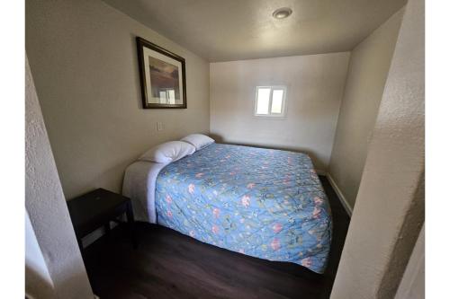 Ένα ή περισσότερα κρεβάτια σε δωμάτιο στο Townhouse Del Rancho Motel Portland Oregon 205