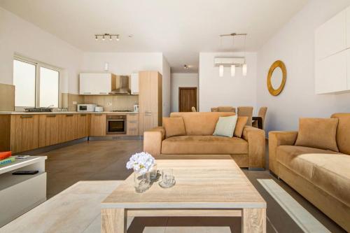 Η κουζίνα ή μικρή κουζίνα στο Ortigia Penthouse, Private Terrace, Distant Sea Views by Haven & Keys Malta