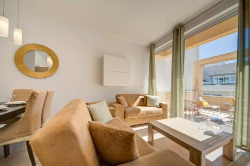 Χώρος καθιστικού στο Ortigia Penthouse, Private Terrace, Distant Sea Views by Haven & Keys Malta