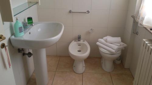 bagno con lavandino e servizi igienici di Casa Rosa a Porto SantʼElpidio
