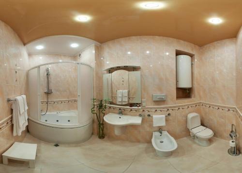 A bathroom at Gallery Hotel Gintama