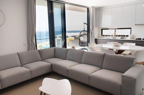 sala de estar con sofá gris y cocina en Santa Ocean View, en Mindelo