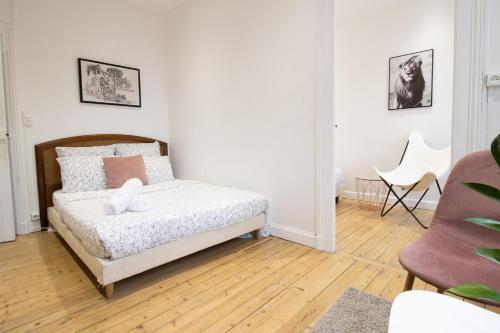 una camera da letto con un letto su cui è appoggiato un orsacchiotto di 2 chambres, proche hyper centre a Reims
