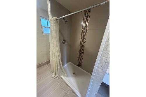 Ένα μπάνιο στο Townhouse Del Rancho Motel Portland Oregon 205
