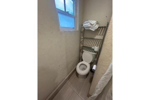 Ένα μπάνιο στο Townhouse Del Rancho Motel Portland Oregon 205