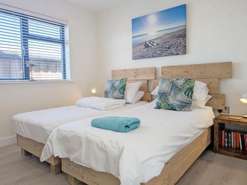 - une chambre avec 2 lits et un bureau dans l'établissement The Salt Shack - Bracklesham, à East Wittering