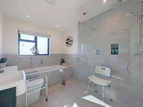 une salle de bain avec une baignoire, un lavabo et une douche dans l'établissement The Salt Shack - Bracklesham, à East Wittering