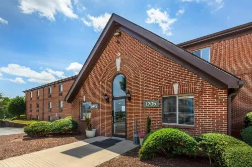 HomeTowne Studios & Suites by Red Roof Greensboro in High Point