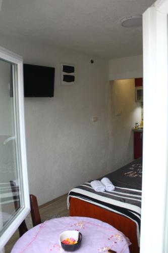 Ένα ή περισσότερα κρεβάτια σε δωμάτιο στο Apartman Mima