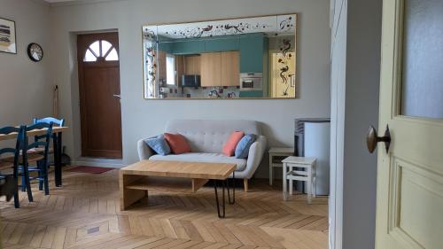 un salon avec un canapé et une table dans l'établissement Brimoir - Maison de pêcheur avec grande terrasse vue mer, à Trouville-sur-Mer