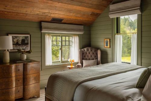 Un dormitorio con paredes verdes y una cama y una ventana. en The Carly Fern Lodge, en Carlton