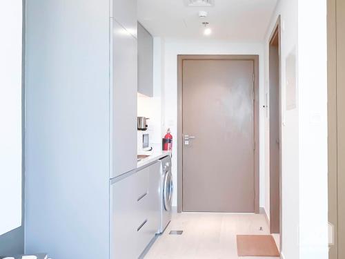 Ένα μπάνιο στο Breathtaking Studio with Balcony & Stunning Views