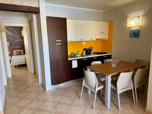 Una cocina y un comedor con mesa y sillas. en Tropical Mar Profundo, en Santa Maria