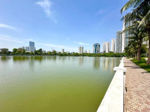 Gallery image of 5 Star 2 Bedroom Apartment Apt In Vinhomes Near Marriott And Keangnam in Hanoi