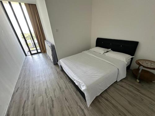 Postel nebo postele na pokoji v ubytování Home2Home Stay Kuching A - The Podium