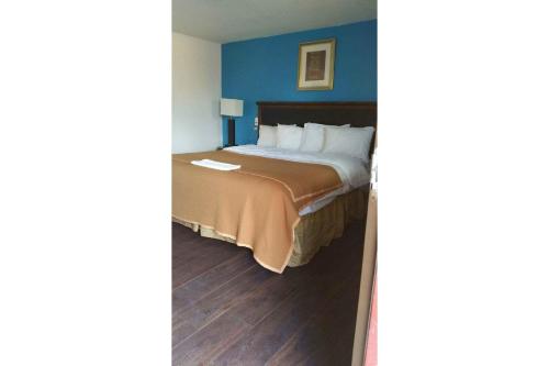 Ένα ή περισσότερα κρεβάτια σε δωμάτιο στο Townhouse Del Rancho Motel Portland Oregon 205