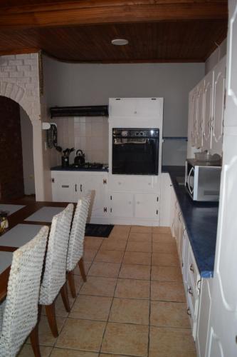 Dapur atau dapur kecil di Upper Room Guesthouse