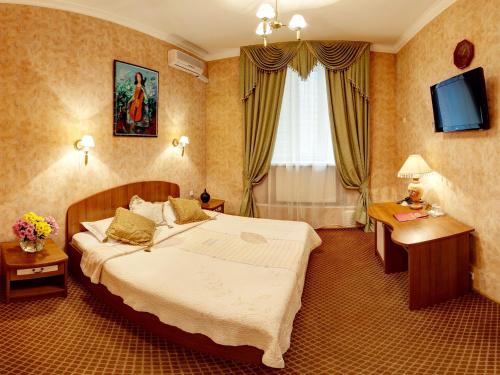 Кровать или кровати в номере Джинтама Отель Галерея 